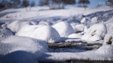 高清实拍雪地中流淌的小河流水